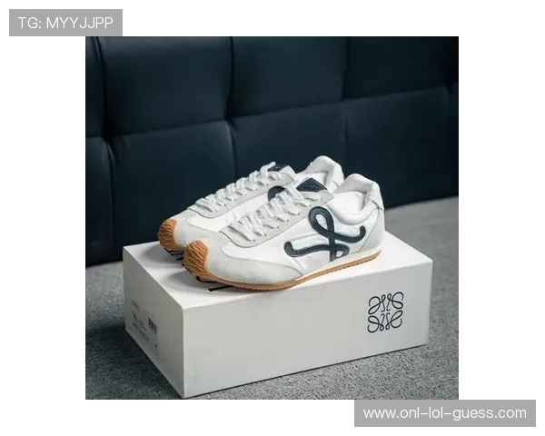 足球场上球星专属鞋履探秘：解析每双球鞋背后的故事与技术革新