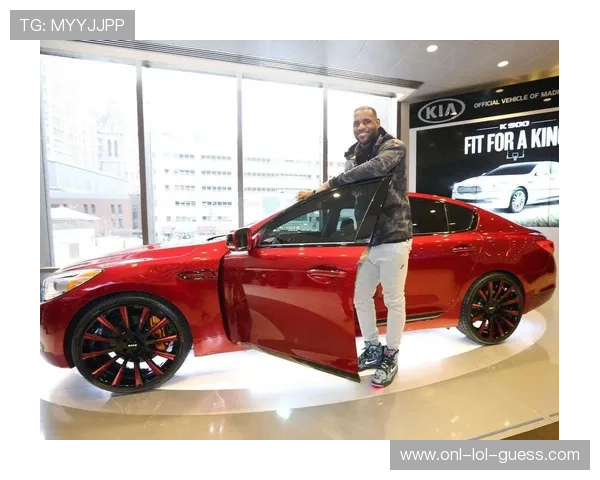 足球巨星驾驶豪车现身街头豪气十足引发关注揭秘明星球员与跑车的独特魅力